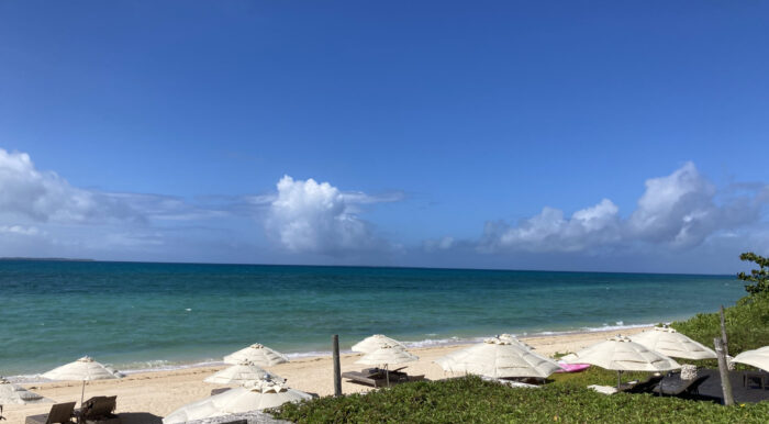 はいむるぶしプライベートビーチ：青い海とエメラルドグリーンの海に白い砂浜と白いパラソルが高コントラスト！