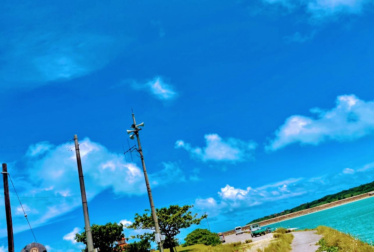 小浜島の蛙真っ青な空