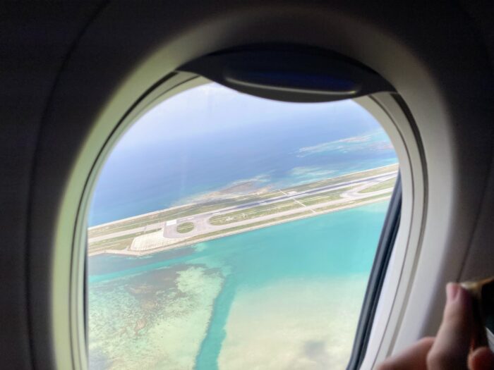 ソラシド航空の飛行機の窓から眺めた青い海